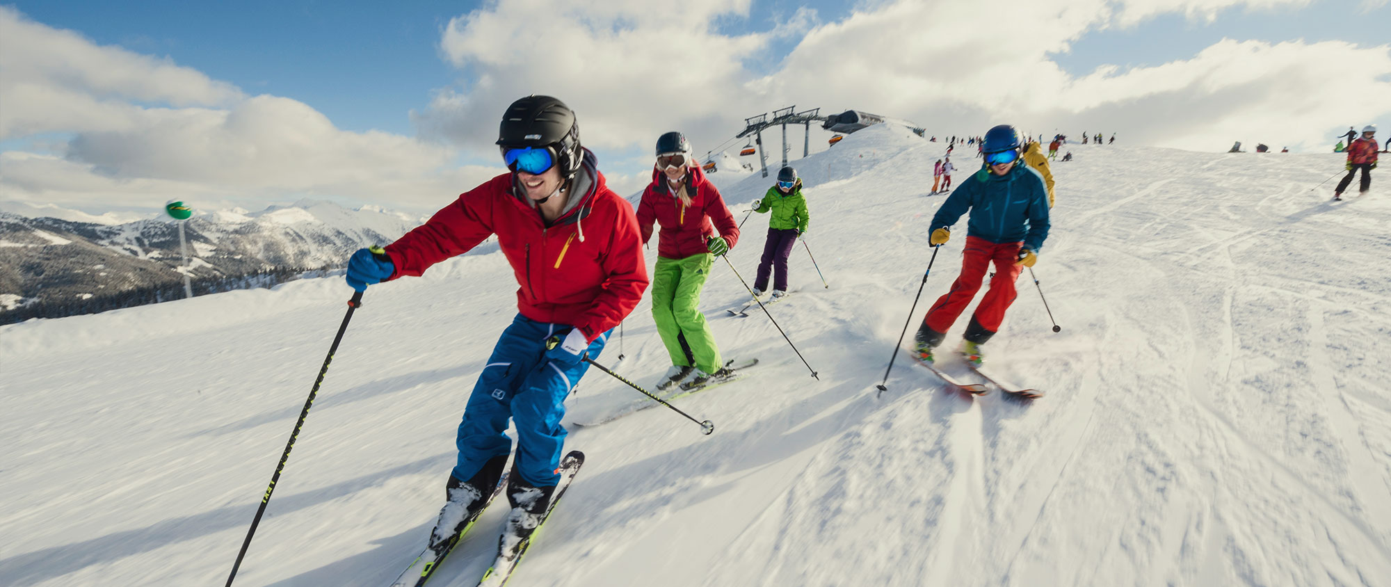 Skifahrer auf den weiten Pisten in Flachau