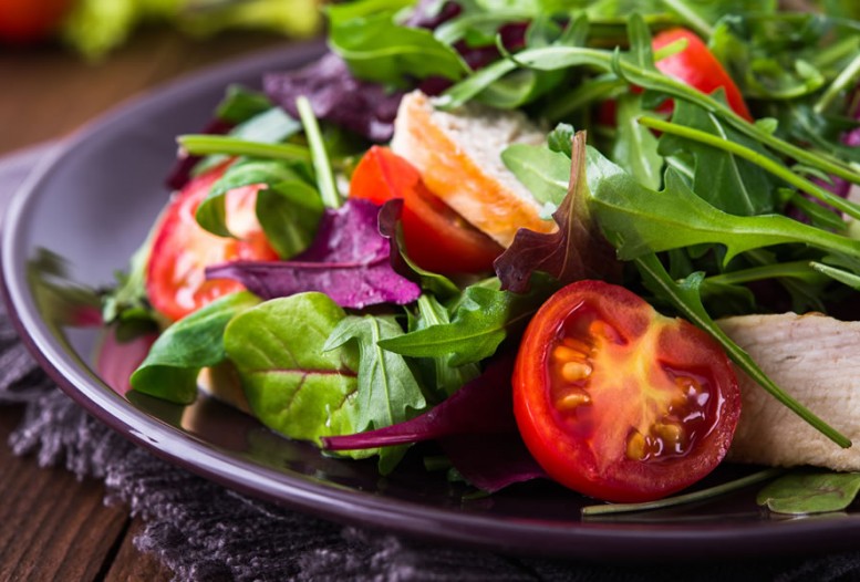 Bunte Salate vom Buffet © Shutterstock